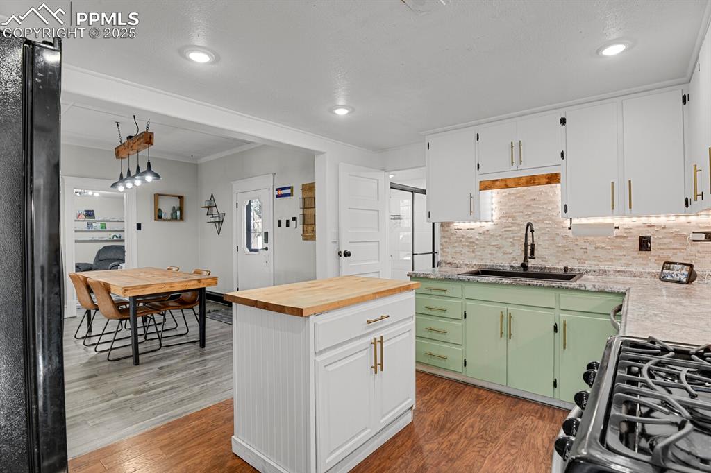 Image 19 of 39: Kitchen