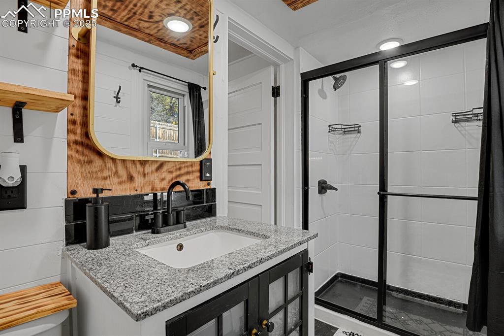 Image 26 of 39: Bathroom