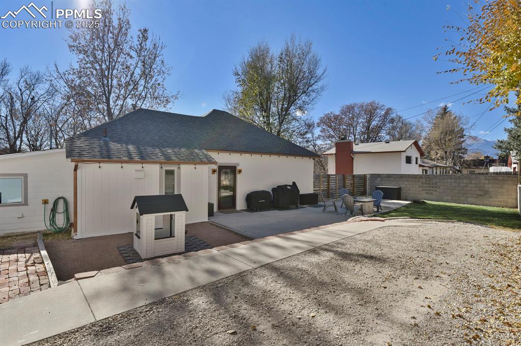 Image 32 of 39: Back of Structure