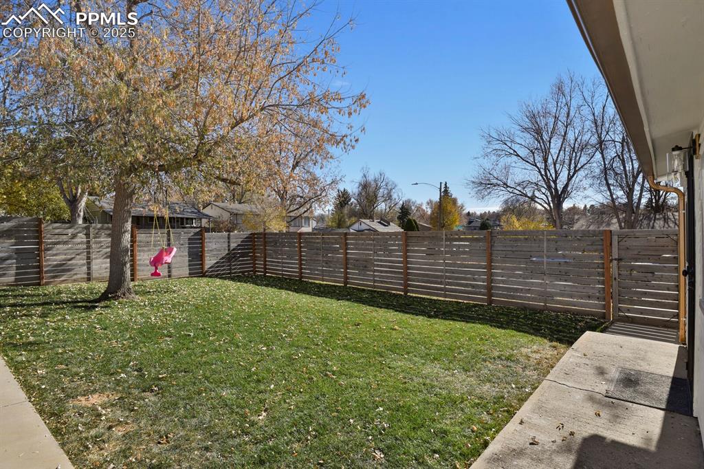 Image 37 of 39: Yard