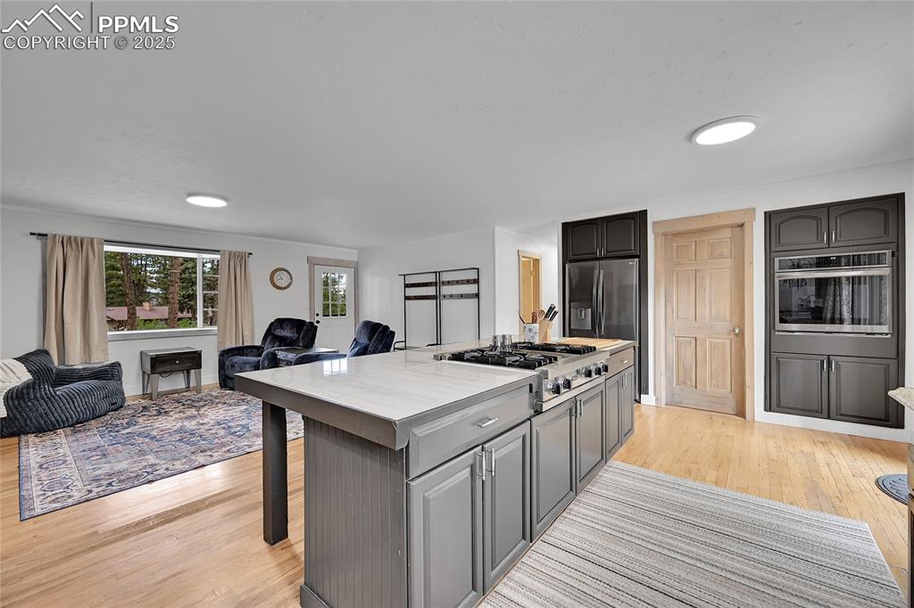 Image 10 of 46: Kitchen