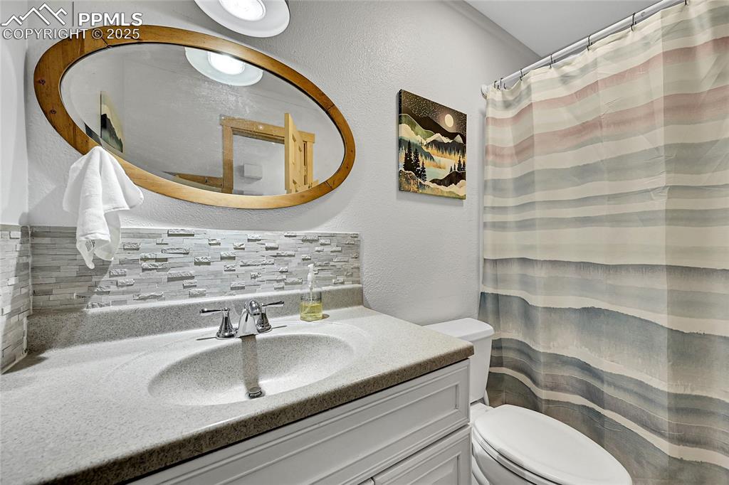 Image 19 of 46: Bathroom