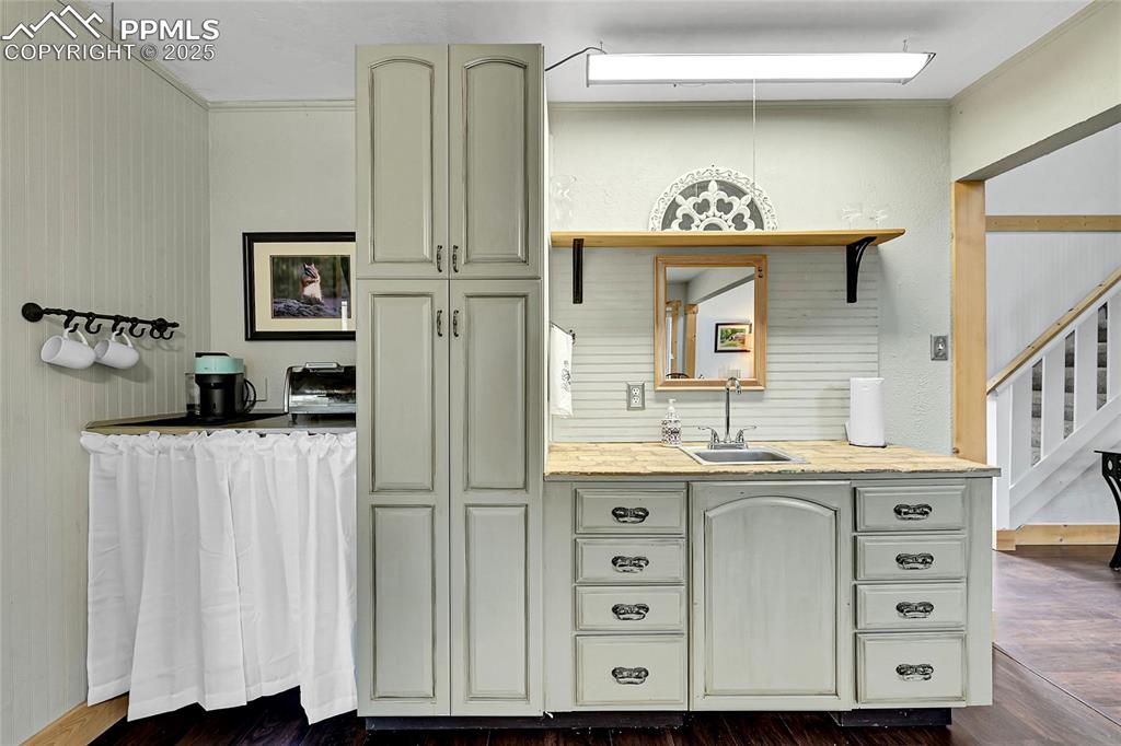 Image 21 of 46: kitchenette