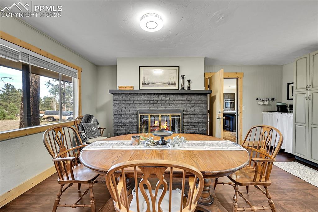 Image 22 of 46: Dining Area