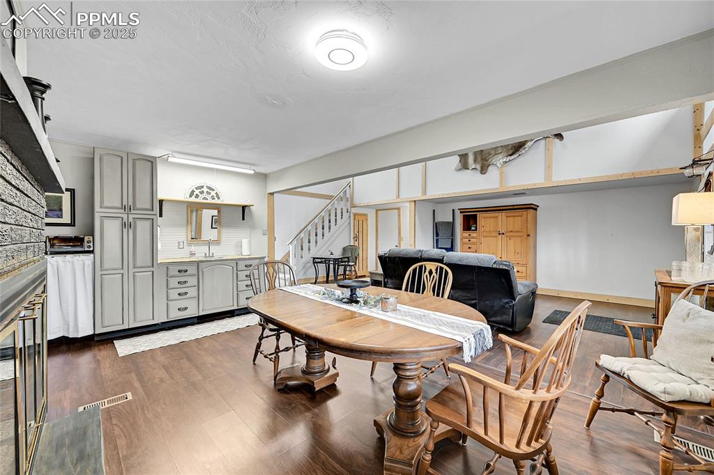 Image 23 of 46: Dining Area