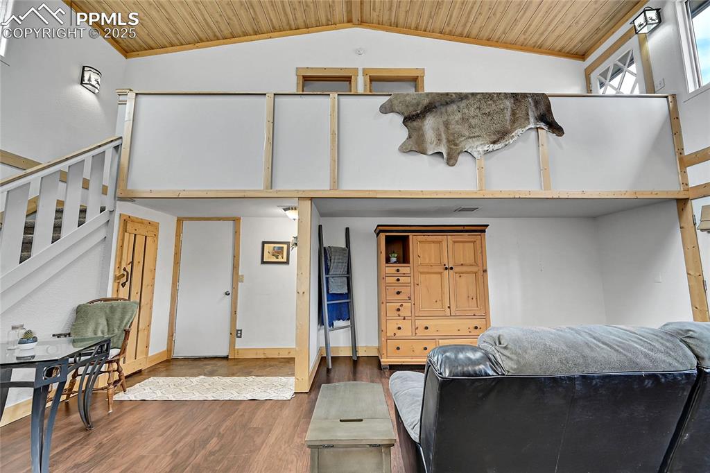 Image 26 of 46: Living Room