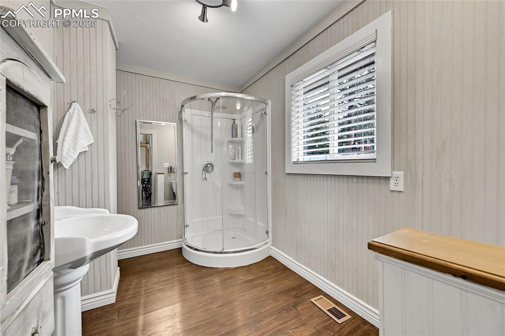 Image 30 of 46: Bathroom