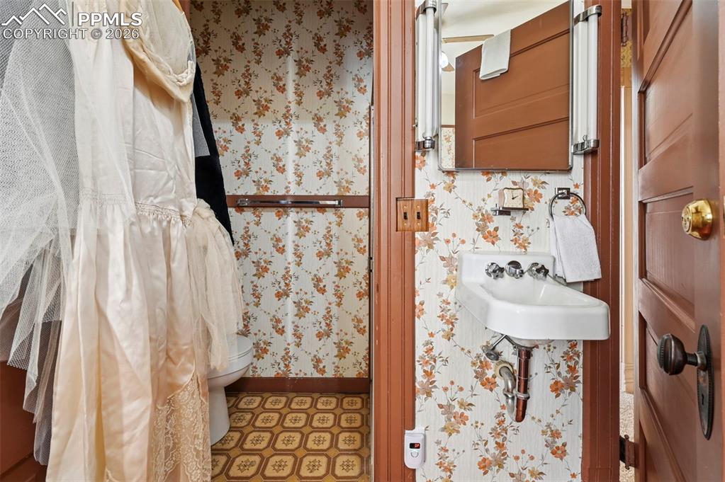 Image 29 of 50: Bathroom