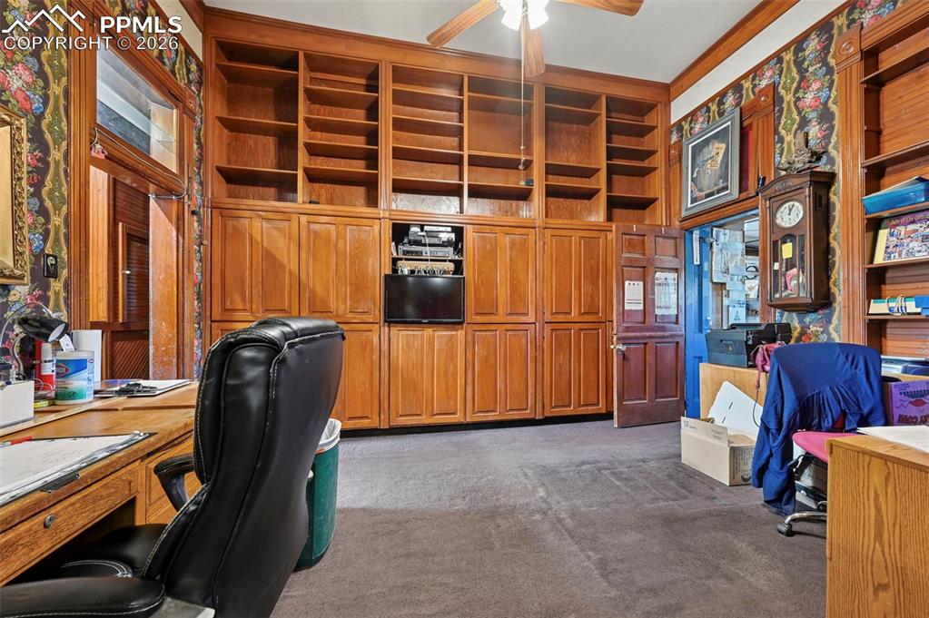 Image 41 of 50: Office