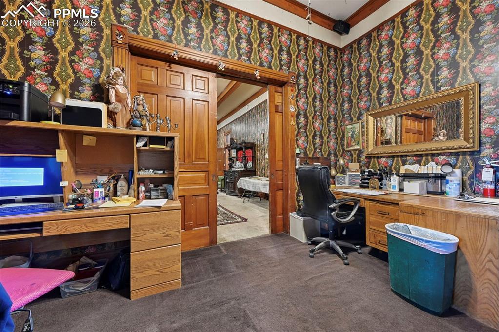 Image 42 of 50: Office