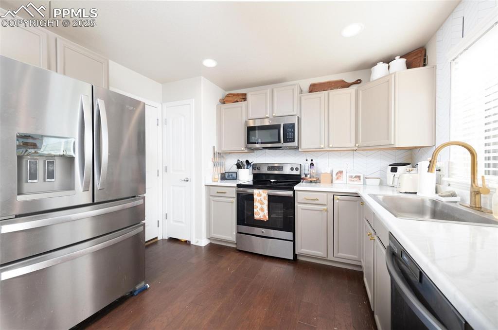 Image 10 of 28: Kitchen