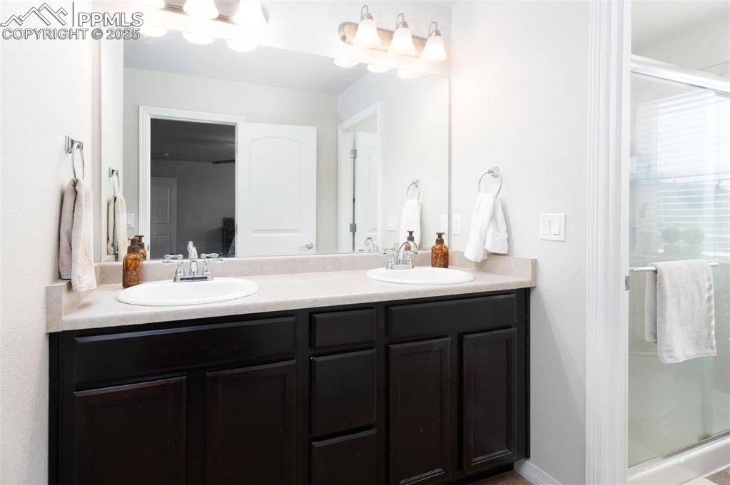 Image 14 of 28: Bathroom