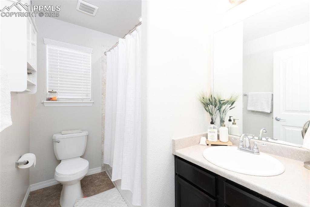 Image 18 of 28: Bathroom