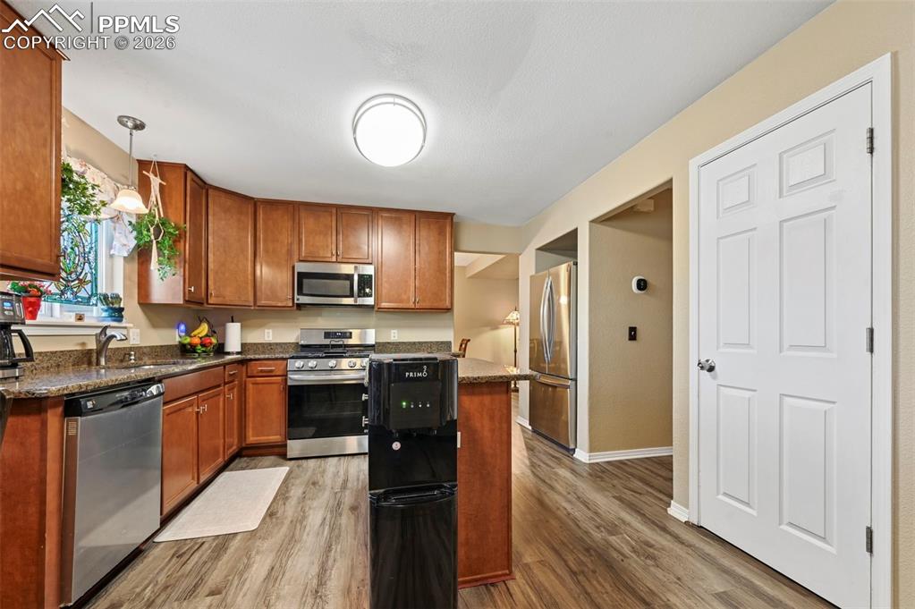 Image 16 of 47: Kitchen