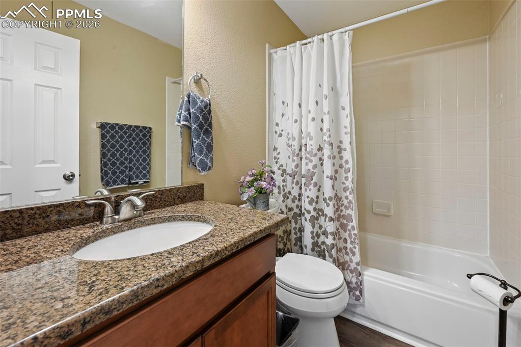 Image 37 of 47: Bathroom