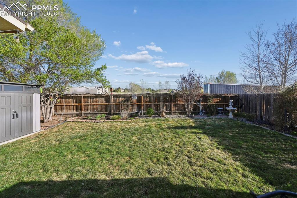 Image 42 of 47: Yard