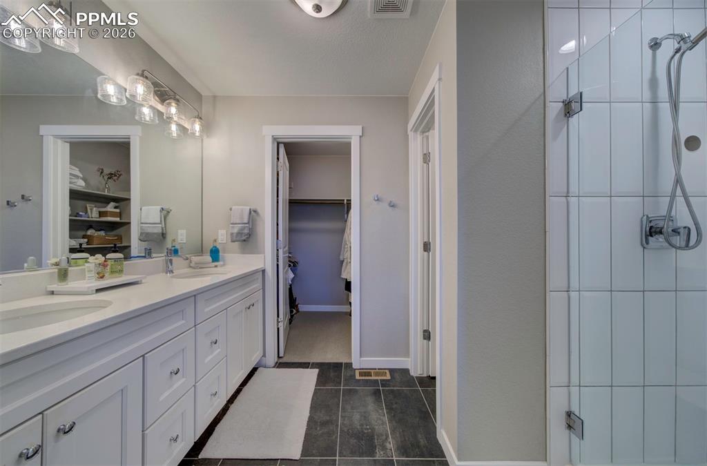 Image 23 of 39: Bathroom