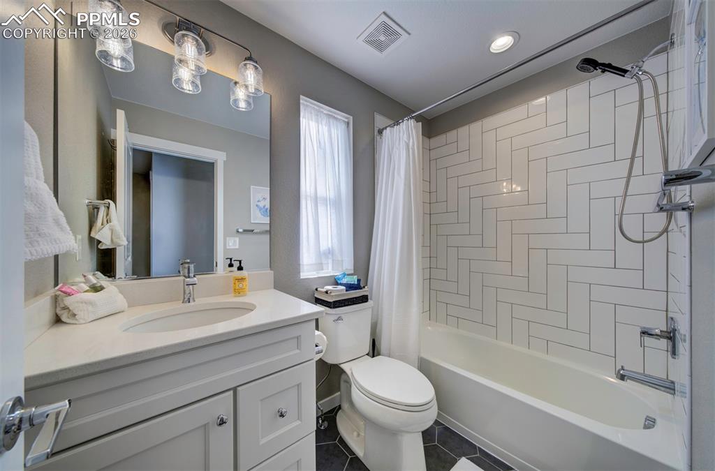 Image 27 of 39: Bathroom