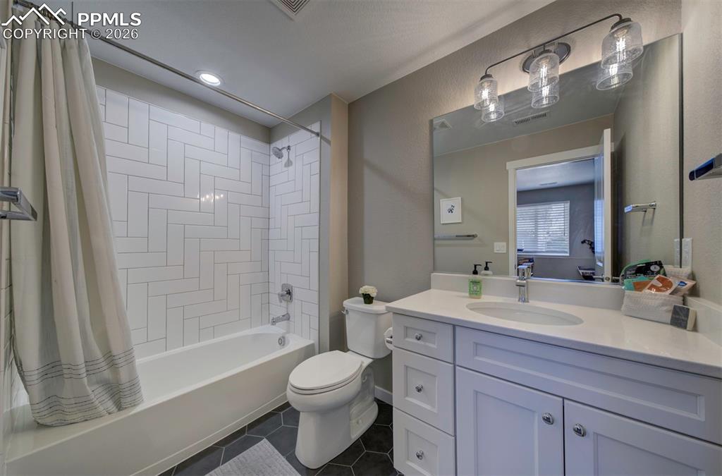 Image 33 of 39: Bathroom