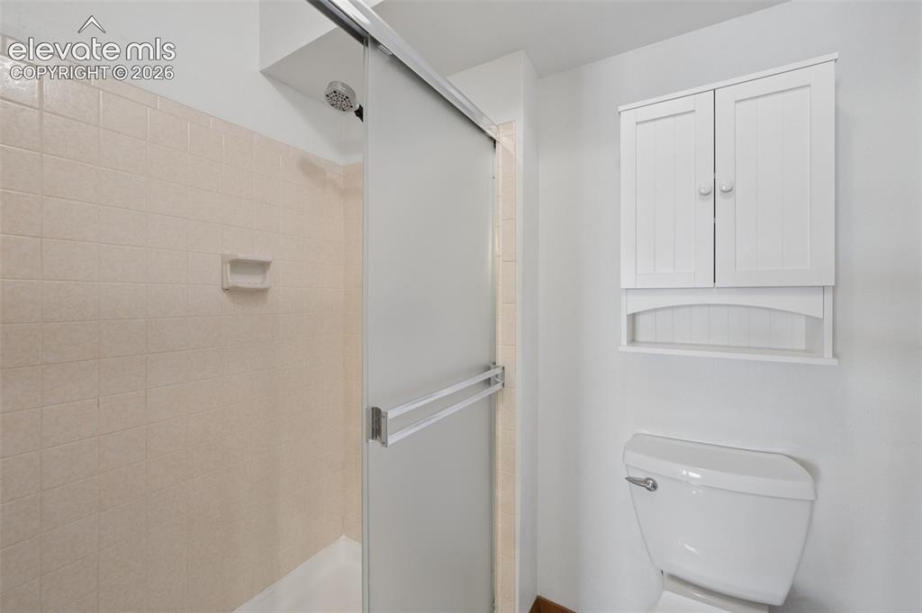 Image 17 of 35: Bathroom
