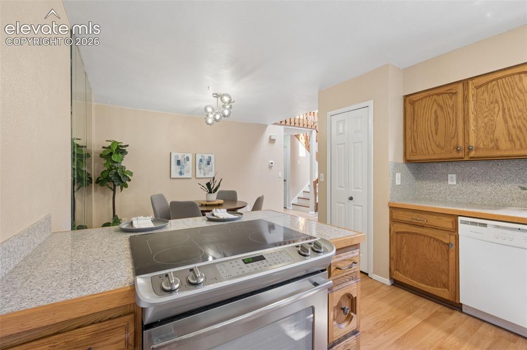 Image 9 of 35: Kitchen