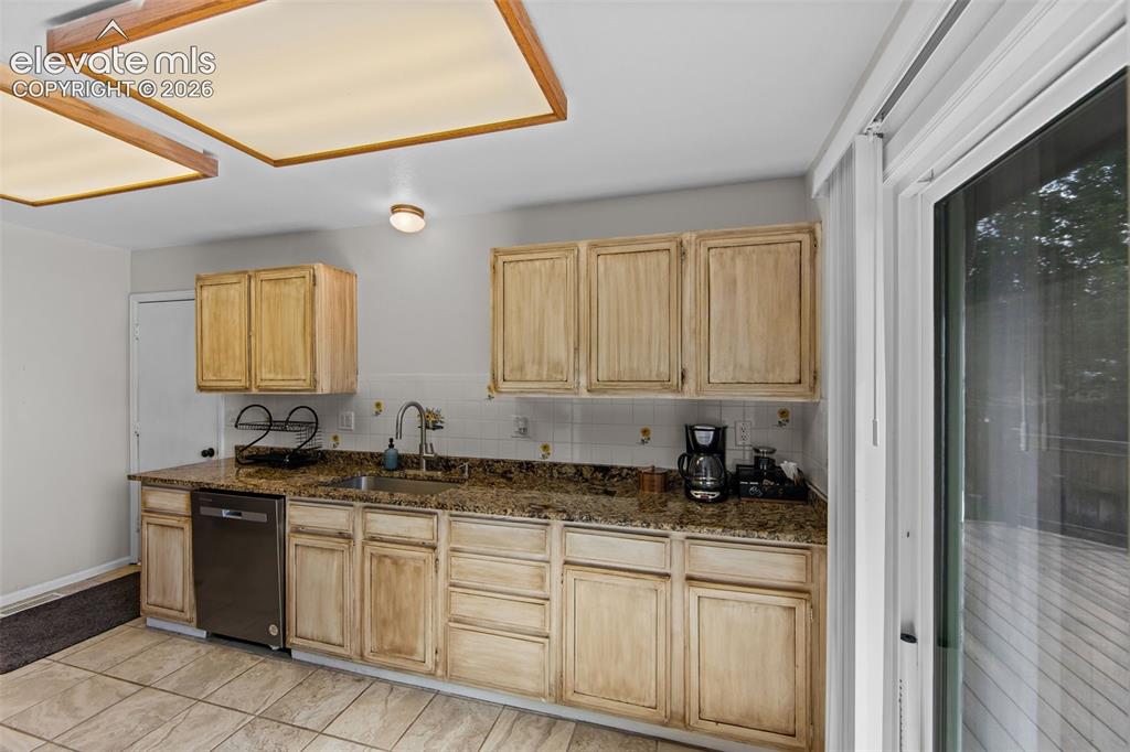 Image 14 of 45: Kitchen