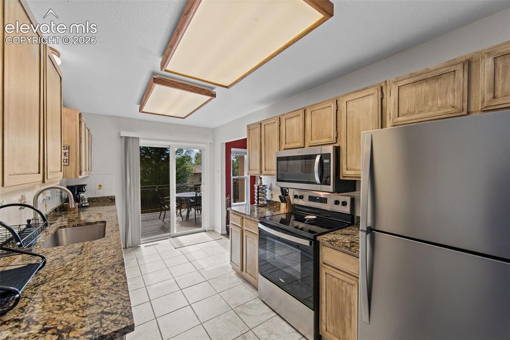 Image 15 of 45: Kitchen