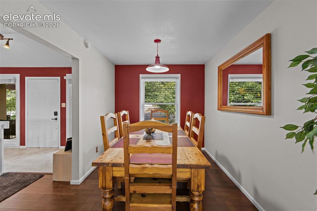 Image 16 of 45: Dining Area