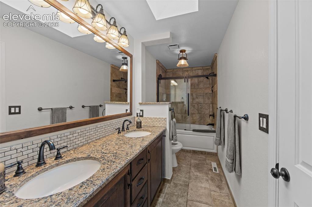 Image 19 of 45: Bathroom