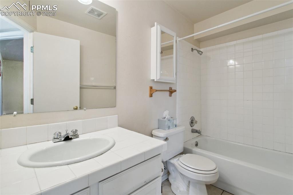 Image 31 of 37: Bathroom