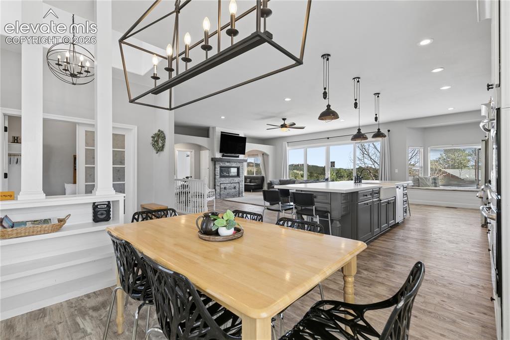 Image 14 of 47: Dining Area