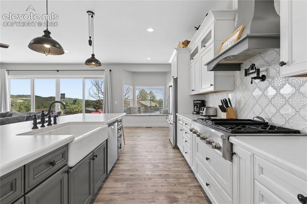 Image 16 of 47: Kitchen