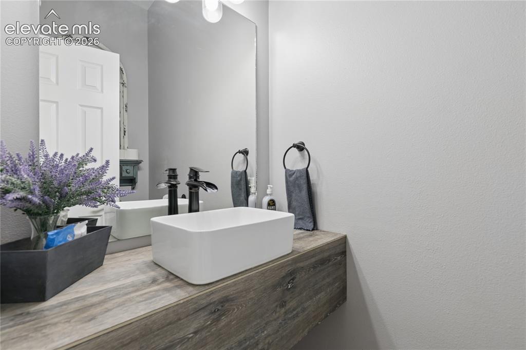 Image 21 of 47: Bathroom