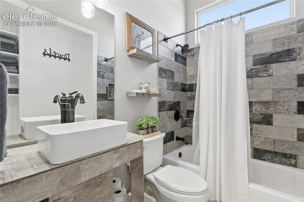 Image 43 of 47: Bathroom