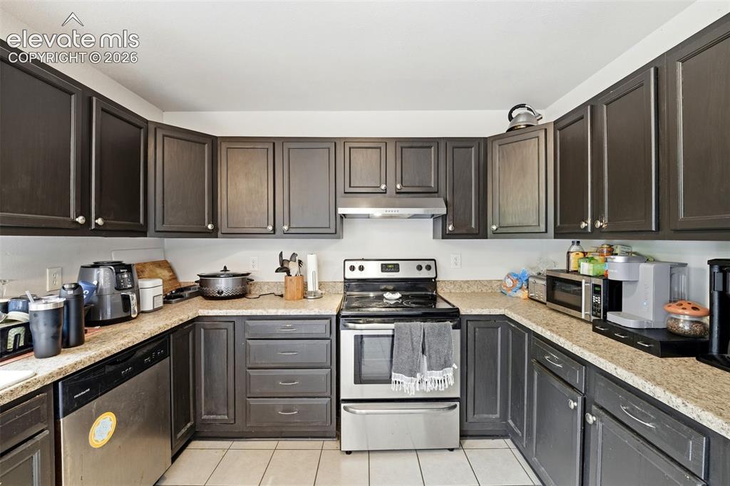 Image 10 of 46: Upstairs unit full kitchen