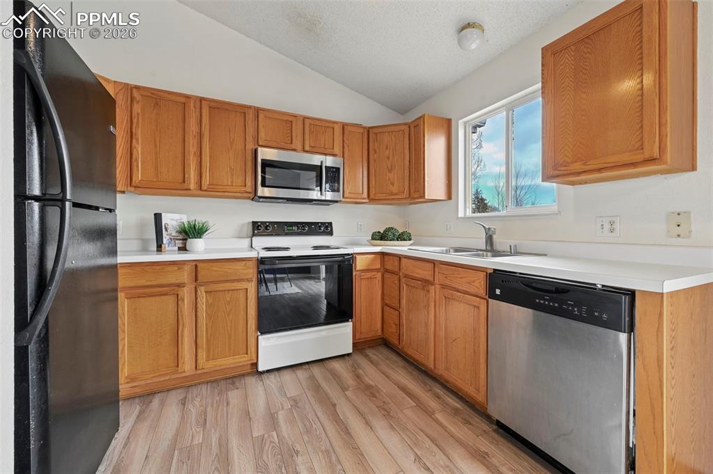 Image 5 of 33: Kitchen