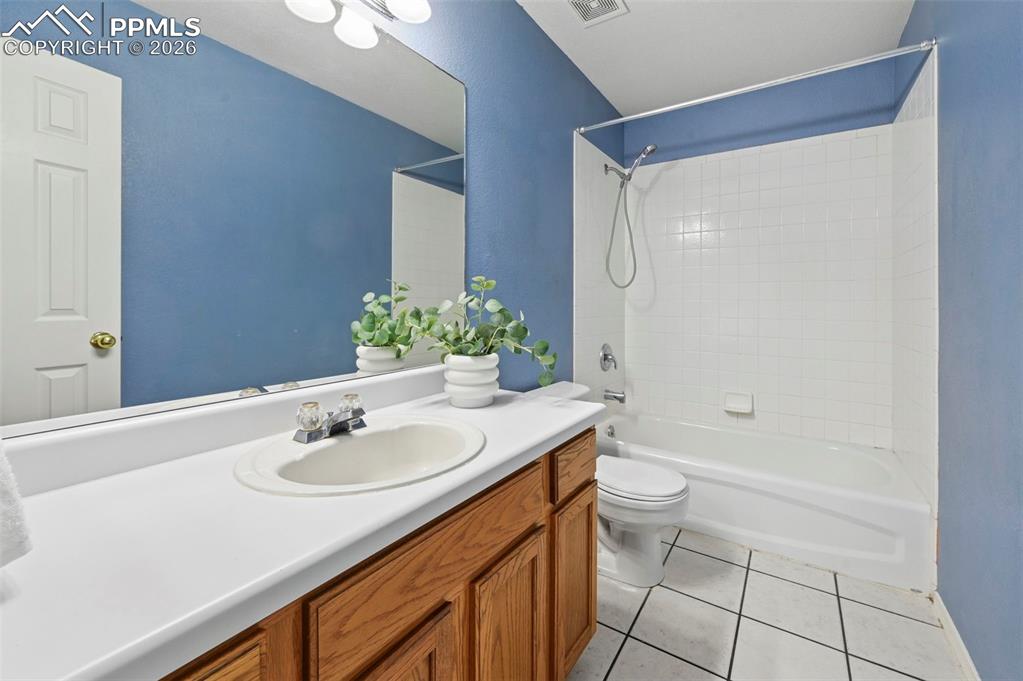 Image 8 of 33: Bathroom