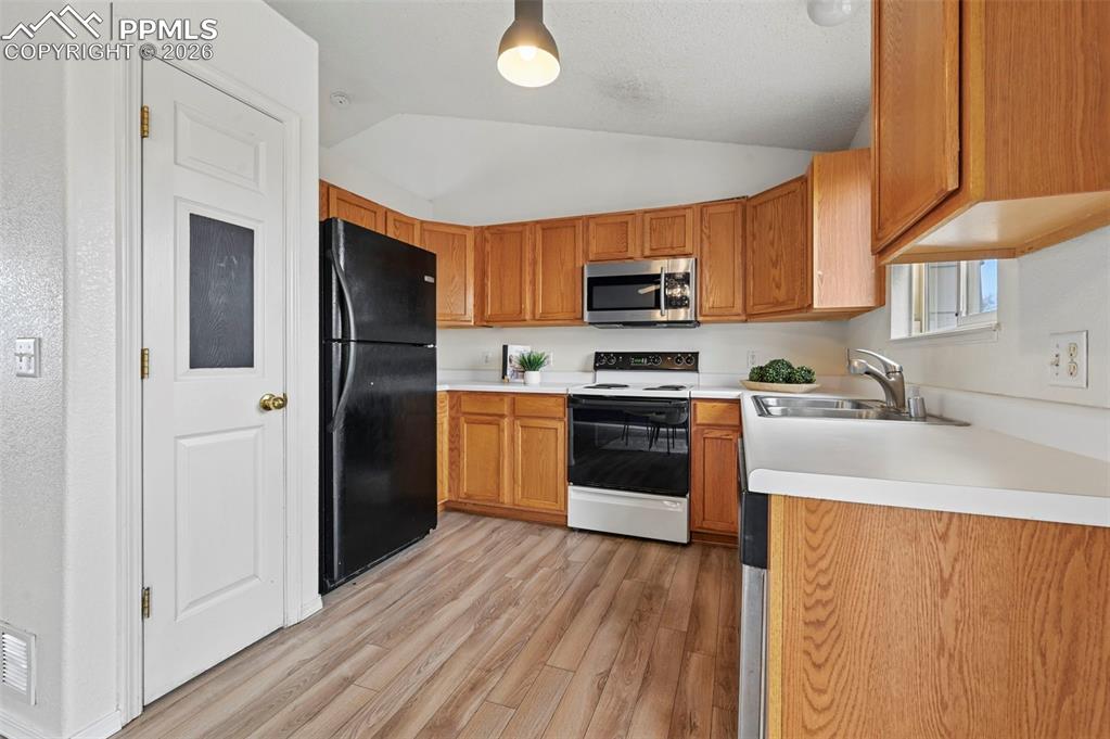 Image 9 of 33: Kitchen