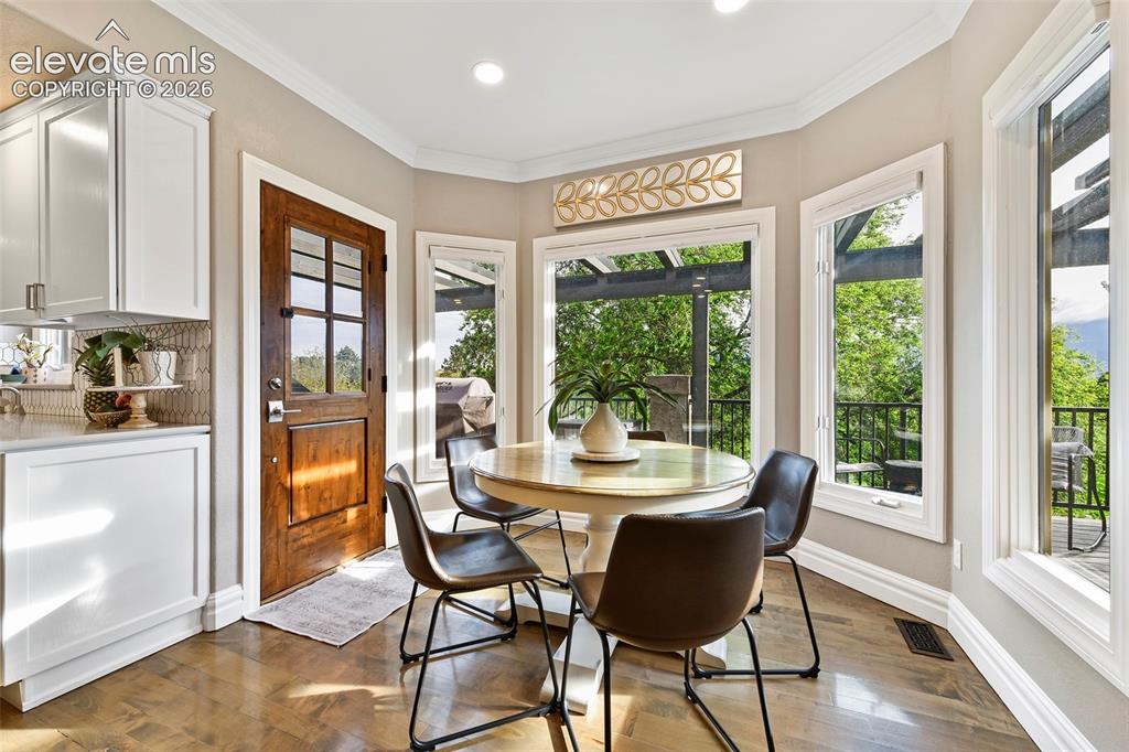 Image 10 of 42: Dining Area