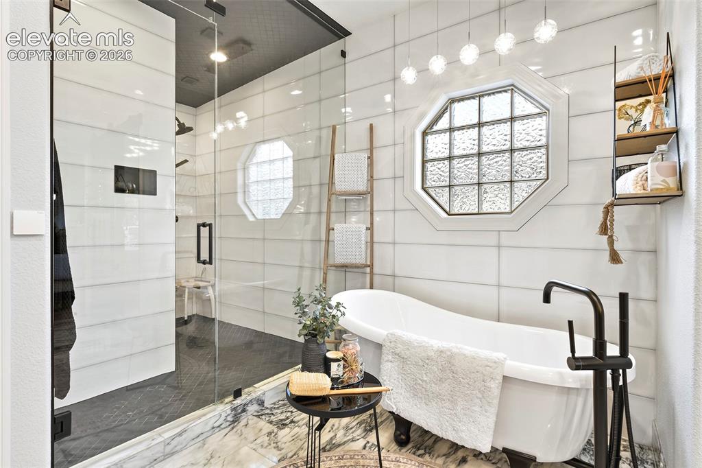 Image 17 of 42: Bathroom