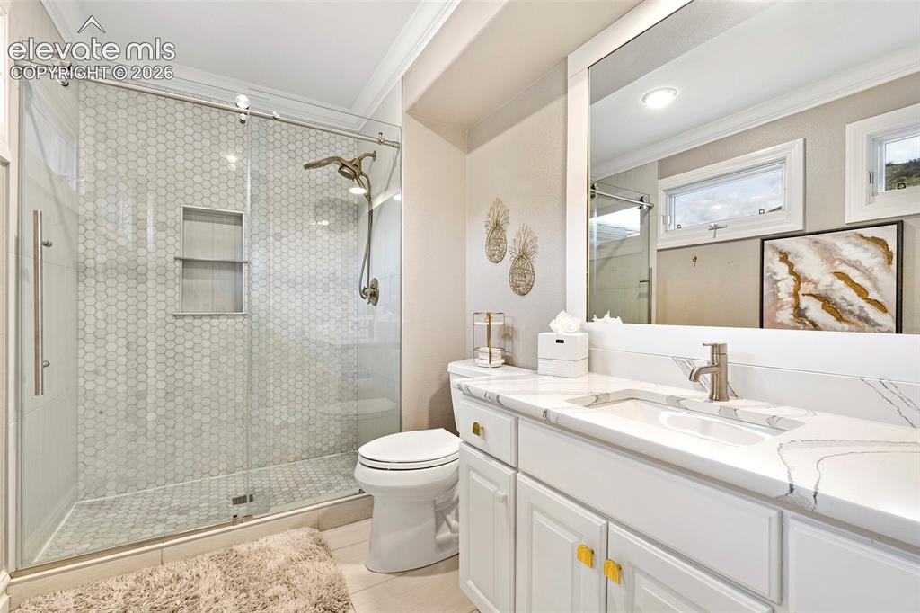 Image 20 of 42: Bathroom