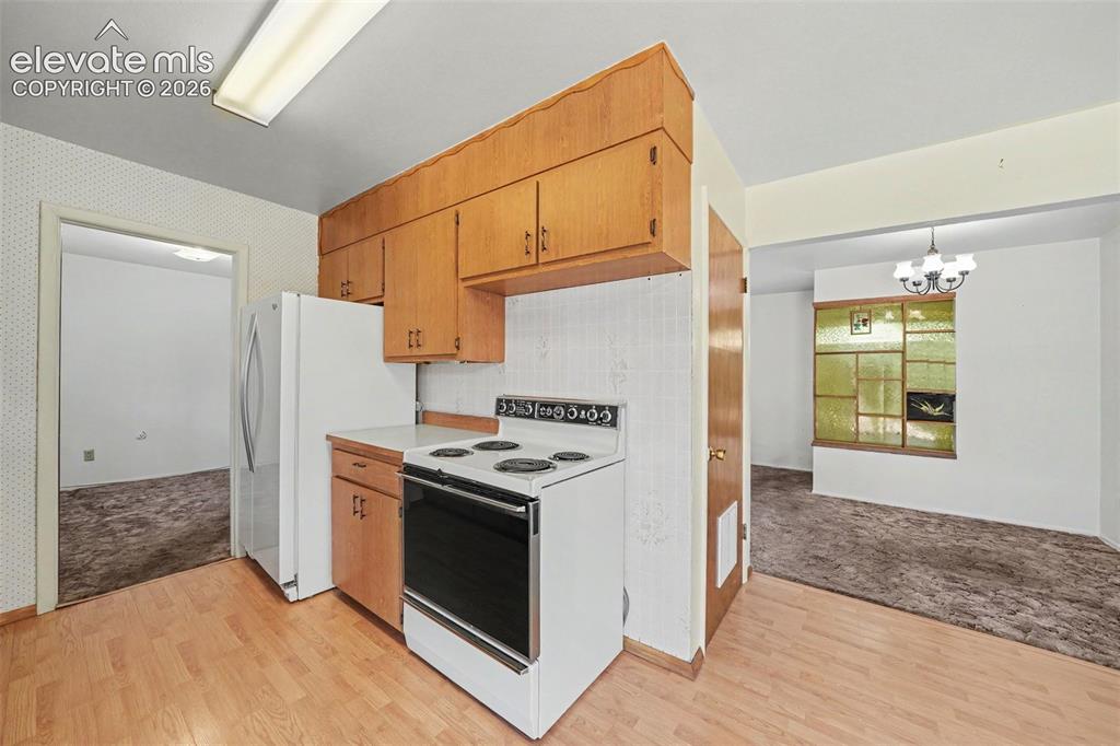 Image 10 of 23: Kitchen