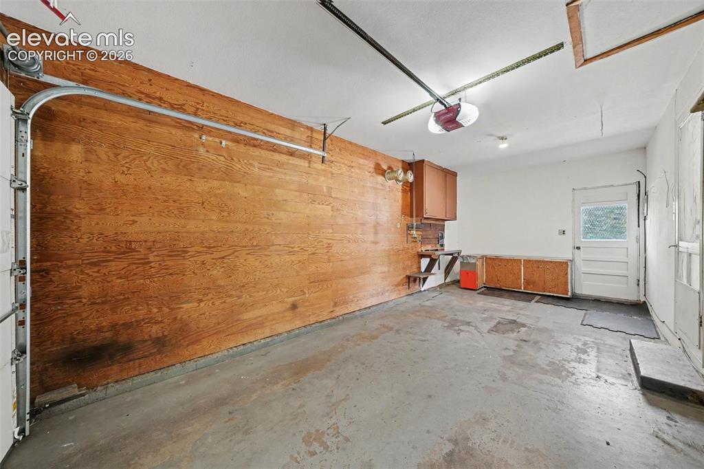 Image 18 of 23: Garage