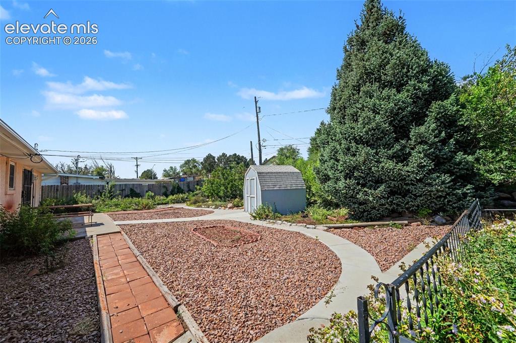 Image 19 of 23: Yard