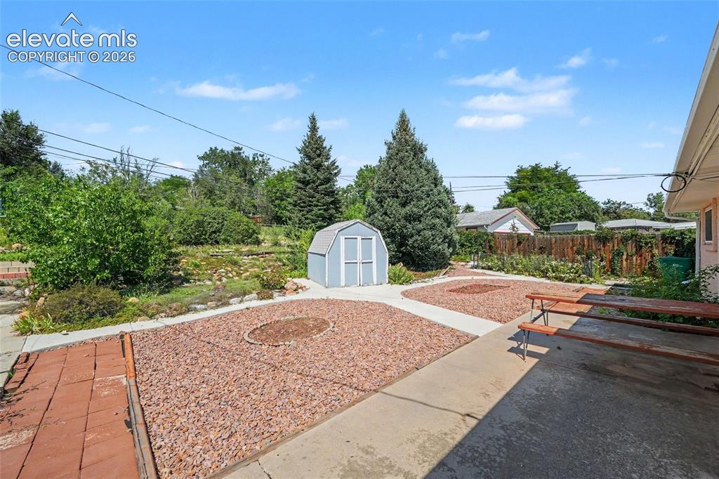 Image 20 of 23: Yard