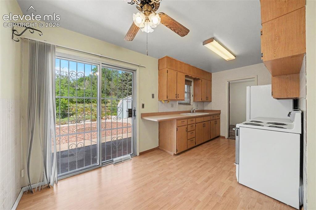 Image 7 of 23: Kitchen