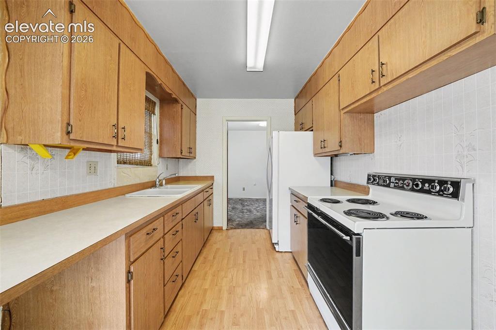 Image 8 of 23: Kitchen