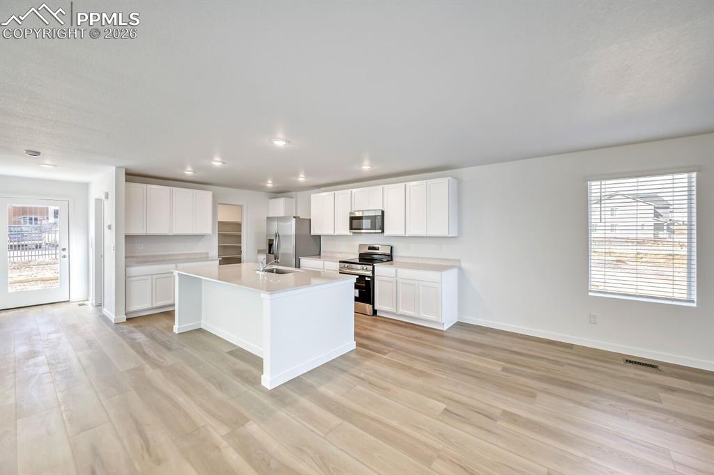 Image 5 of 14: Kitchen