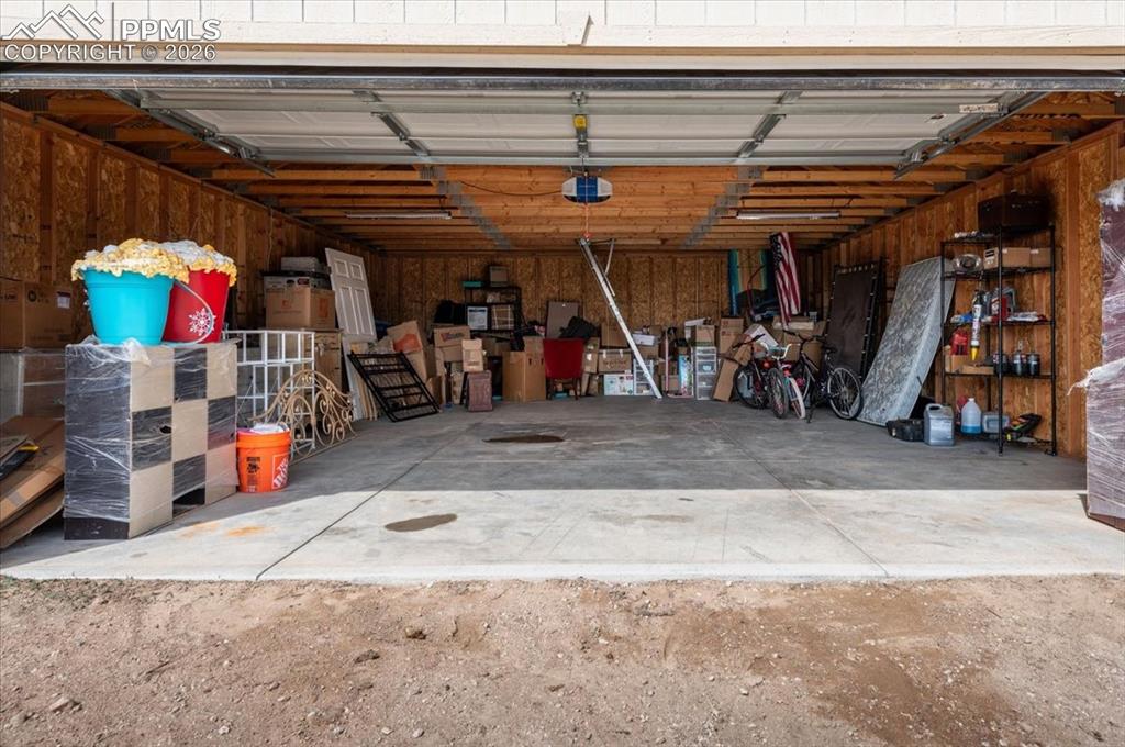 Image 19 of 26: Garage