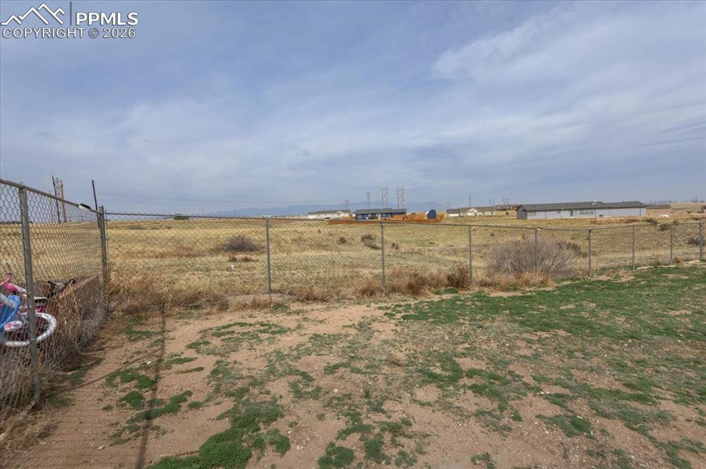 Image 22 of 26: Yard